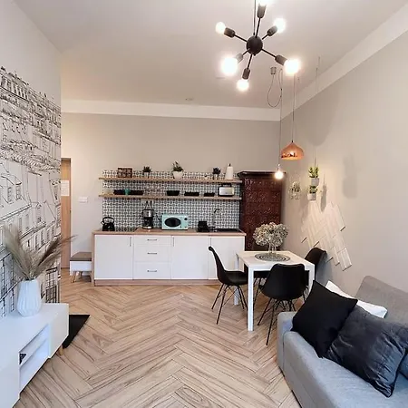 Wild & Huge Comfy 5 Min To Main Square Apartment *